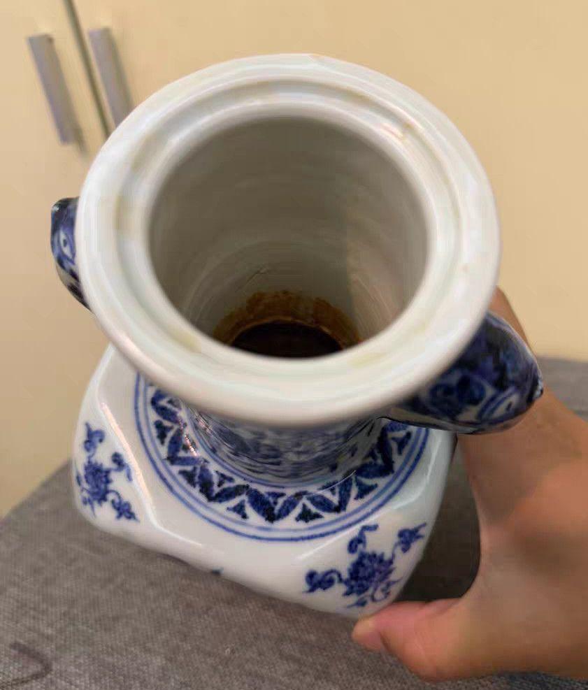 青花象耳折方瓶