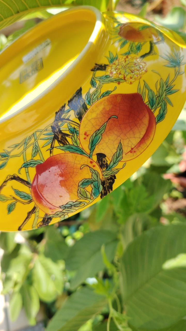 黄地粉彩花鸟寿桃纹圆盘