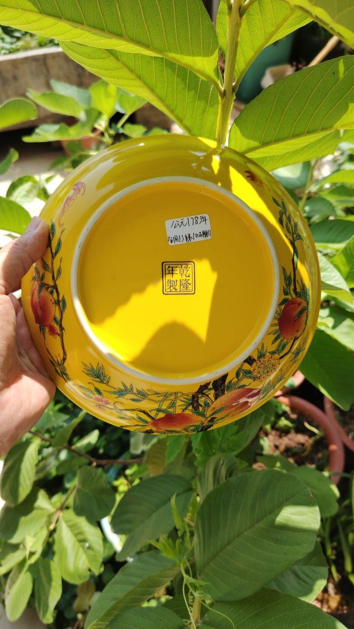 黄地粉彩花鸟寿桃纹圆盘