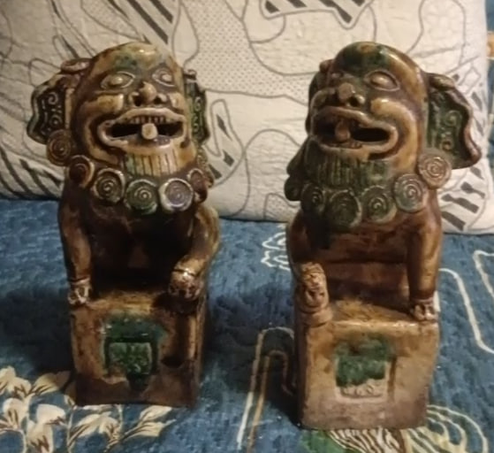 黄釉绿彩瓷塑对狮摆件