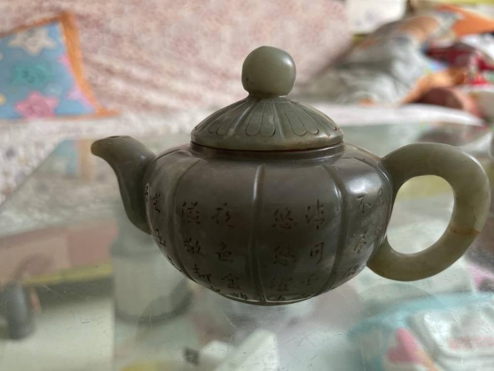 瓜棱雕刻老玉壶