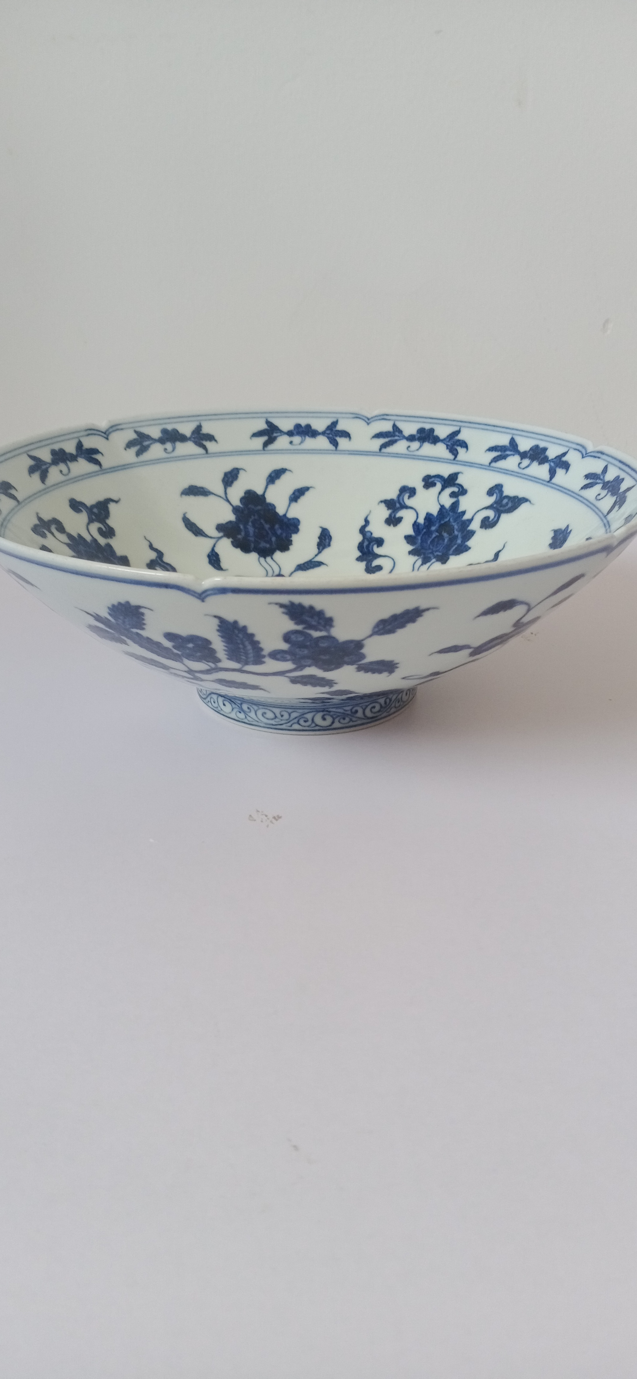 青花花卉纹花口碗
