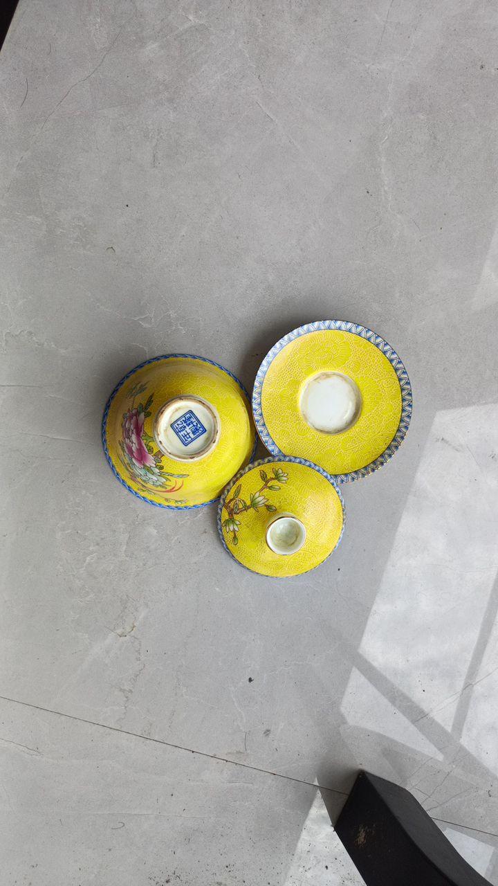 乾隆年制黄地粉彩盖碗