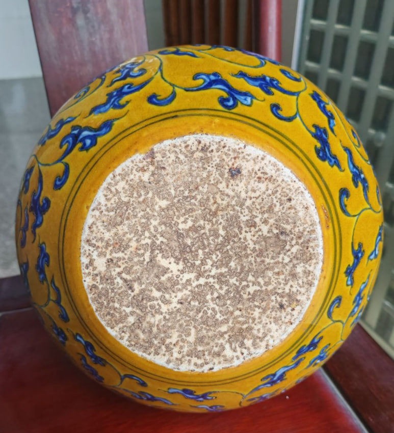 黄地青花缠枝莲纹天球瓶