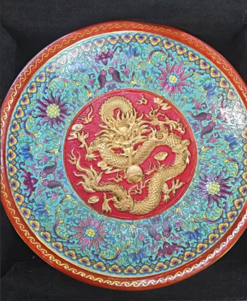 金龙缠枝莲纹赏盘