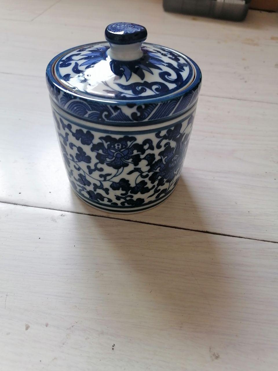 青花缠枝莲纹盖罐