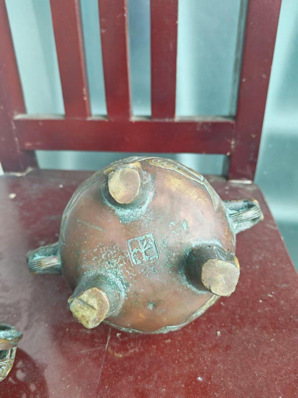 铜铸三足香炉