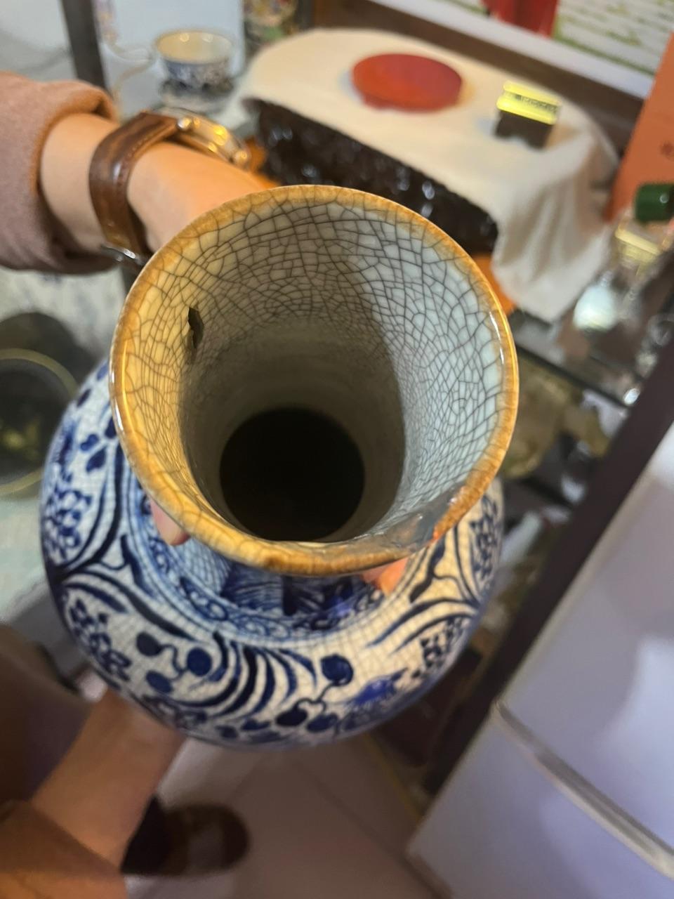 青花花鸟纹开片釉大瓶