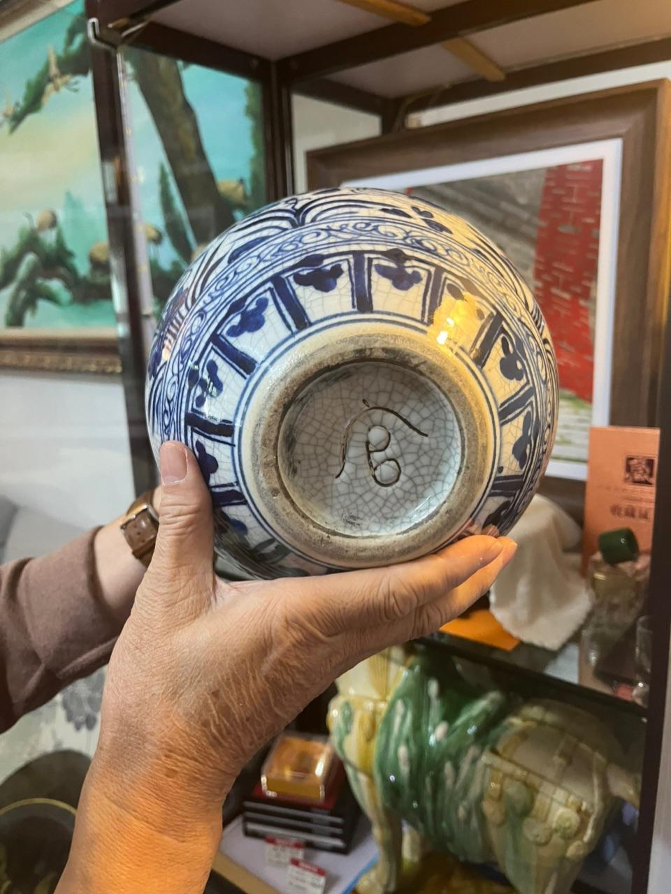 青花花鸟纹开片釉大瓶