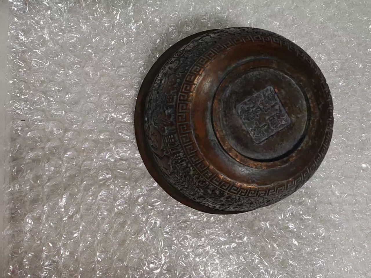 大清乾隆年制款铜胎錾刻龙纹钵式香炉珍品。
