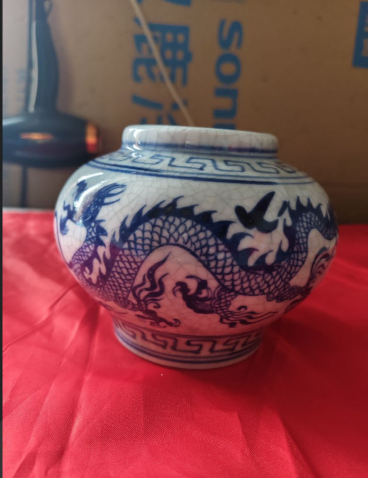 青花龙纹罐
