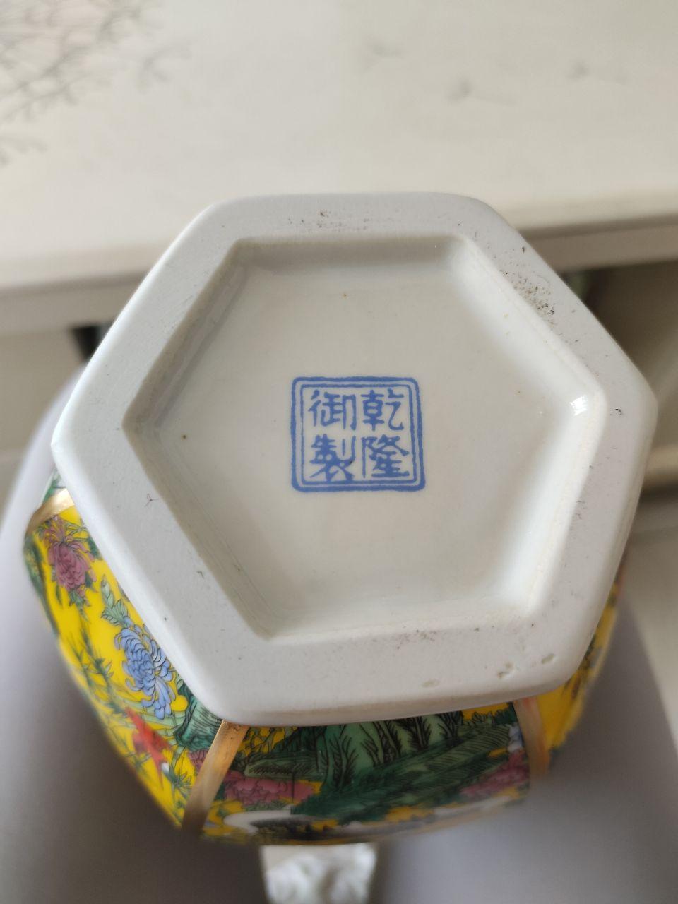 黄地描金粉彩花鸟六方瓶