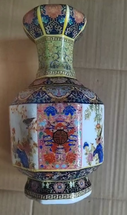 六方蒜头瓶
