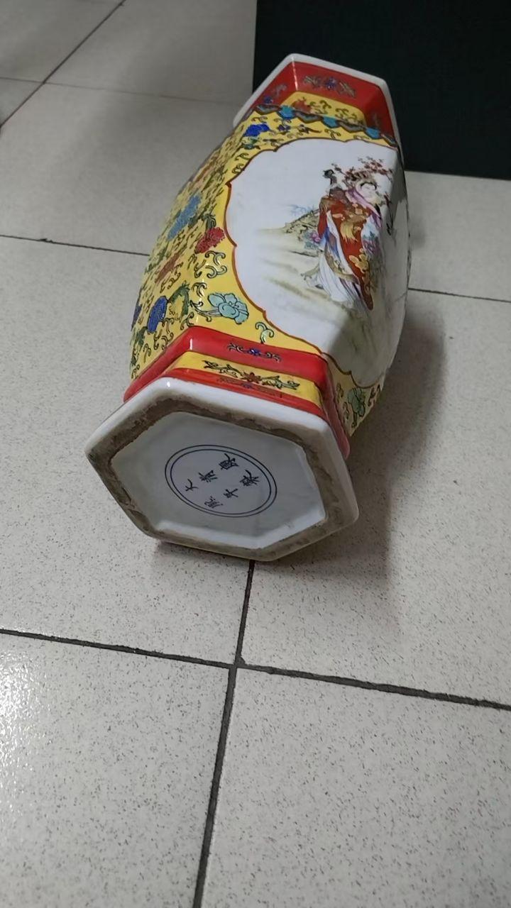 黄地粉彩开光人物六棱瓷瓶