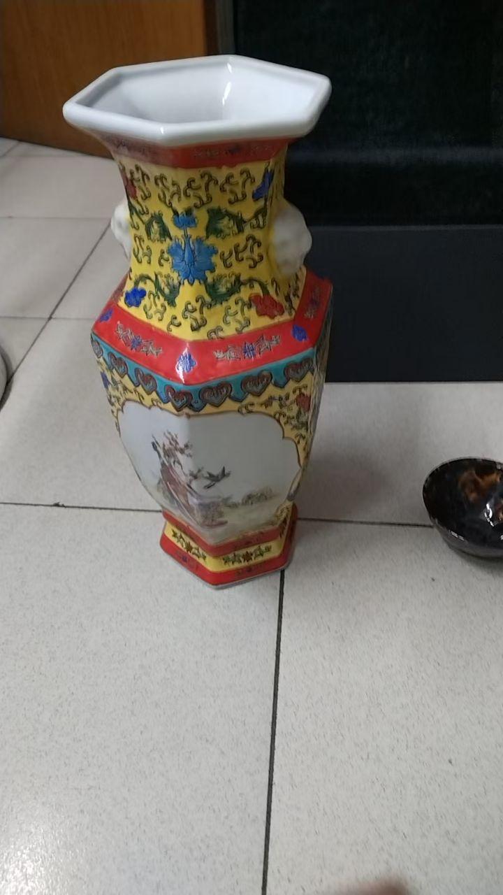 黄地粉彩开光人物六棱瓷瓶
