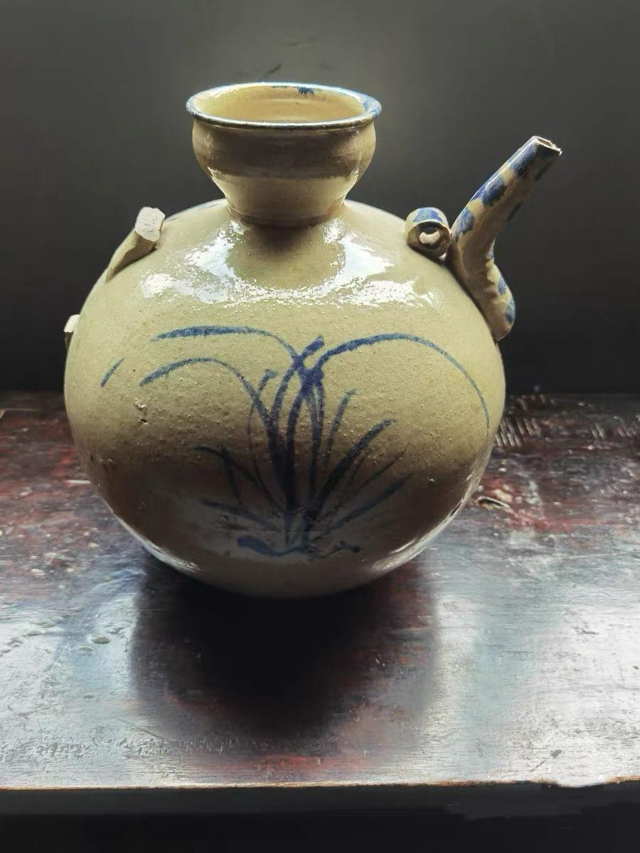 缠枝折耳执壶