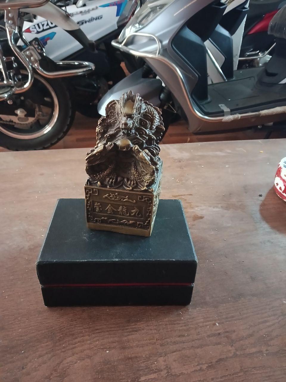 铜制九龙金玺