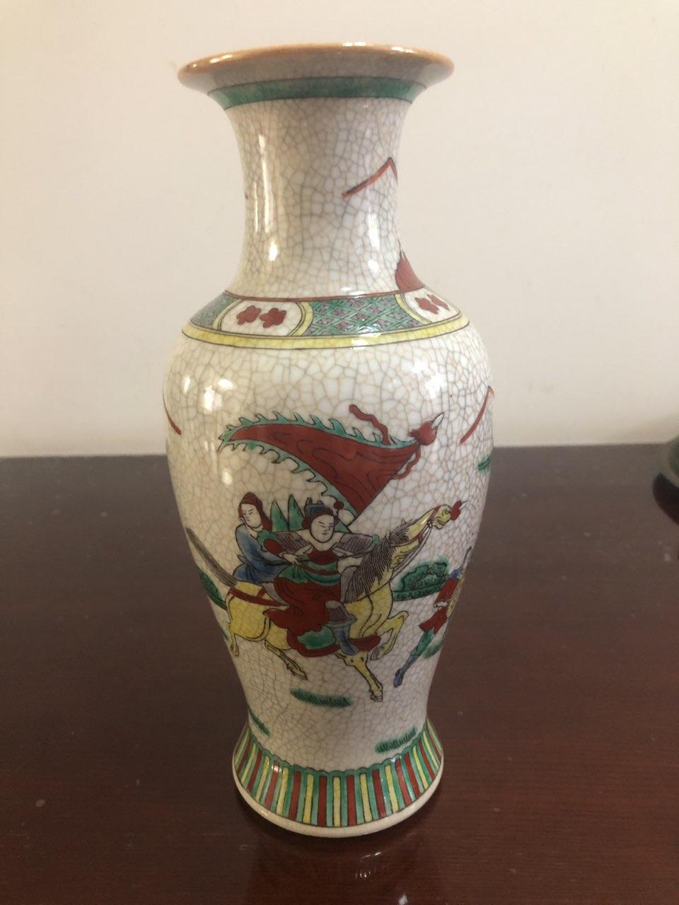 粉彩人物纹撇口瓶