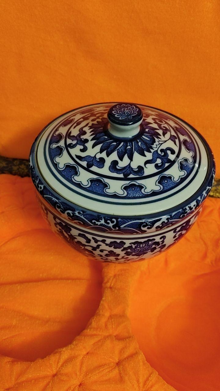青花缠枝花卉纹盖罐藏品