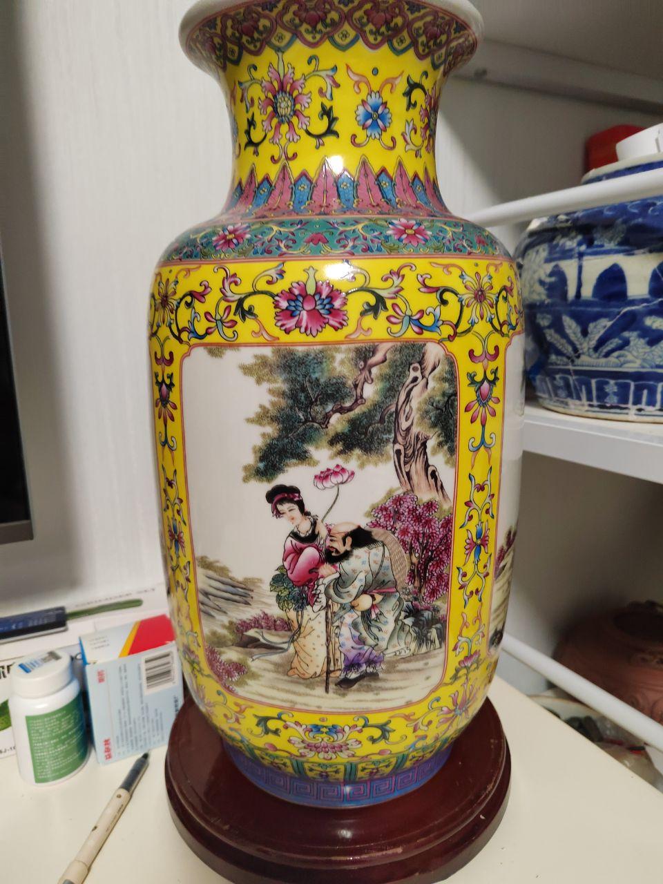 粉彩人物纹描金开光花卉瓶