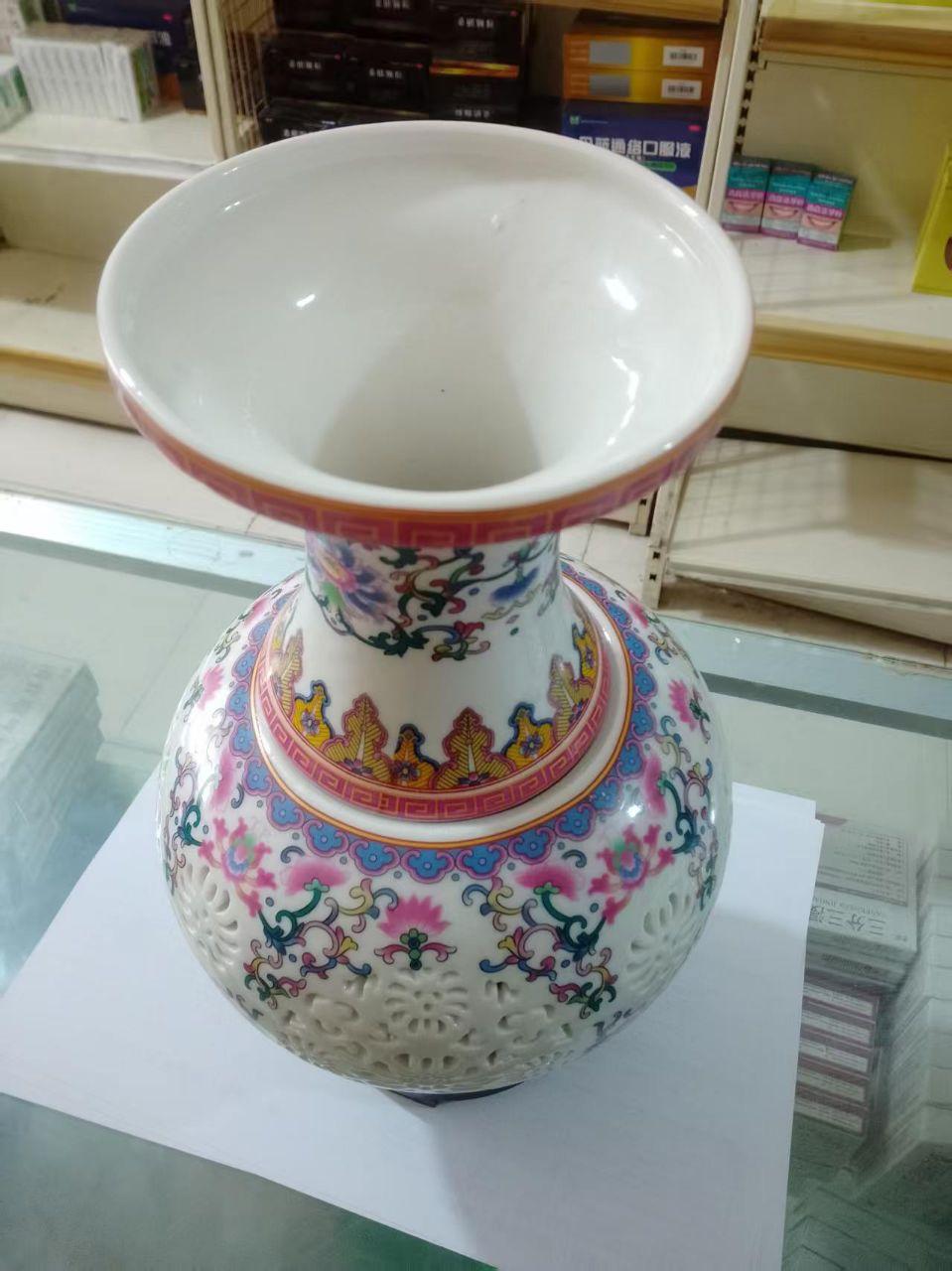 粉彩镂空缠枝花卉纹赏瓶