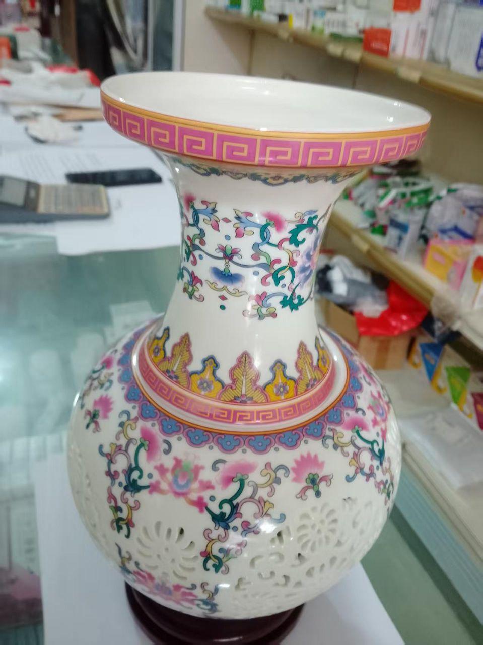 粉彩镂空缠枝花卉纹赏瓶