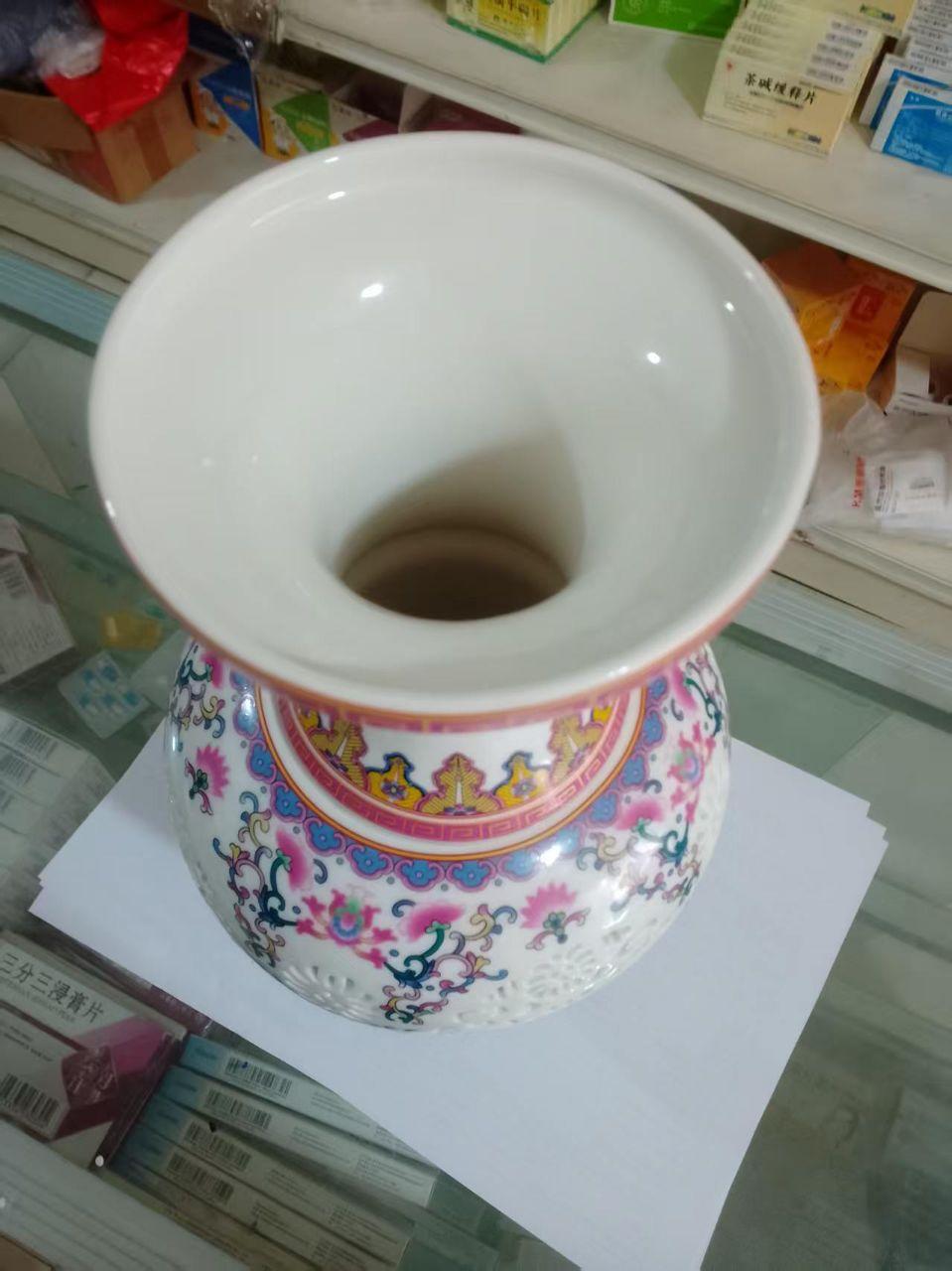 粉彩镂空缠枝花卉纹赏瓶