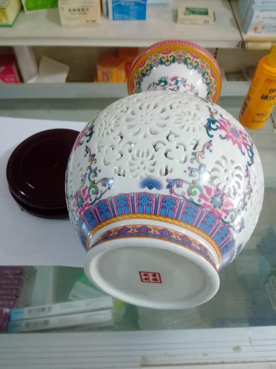 粉彩镂空缠枝花卉纹赏瓶