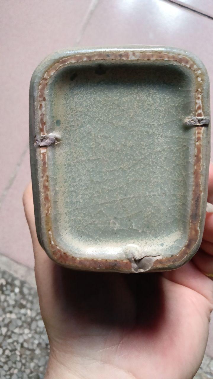 青釉四方瓶