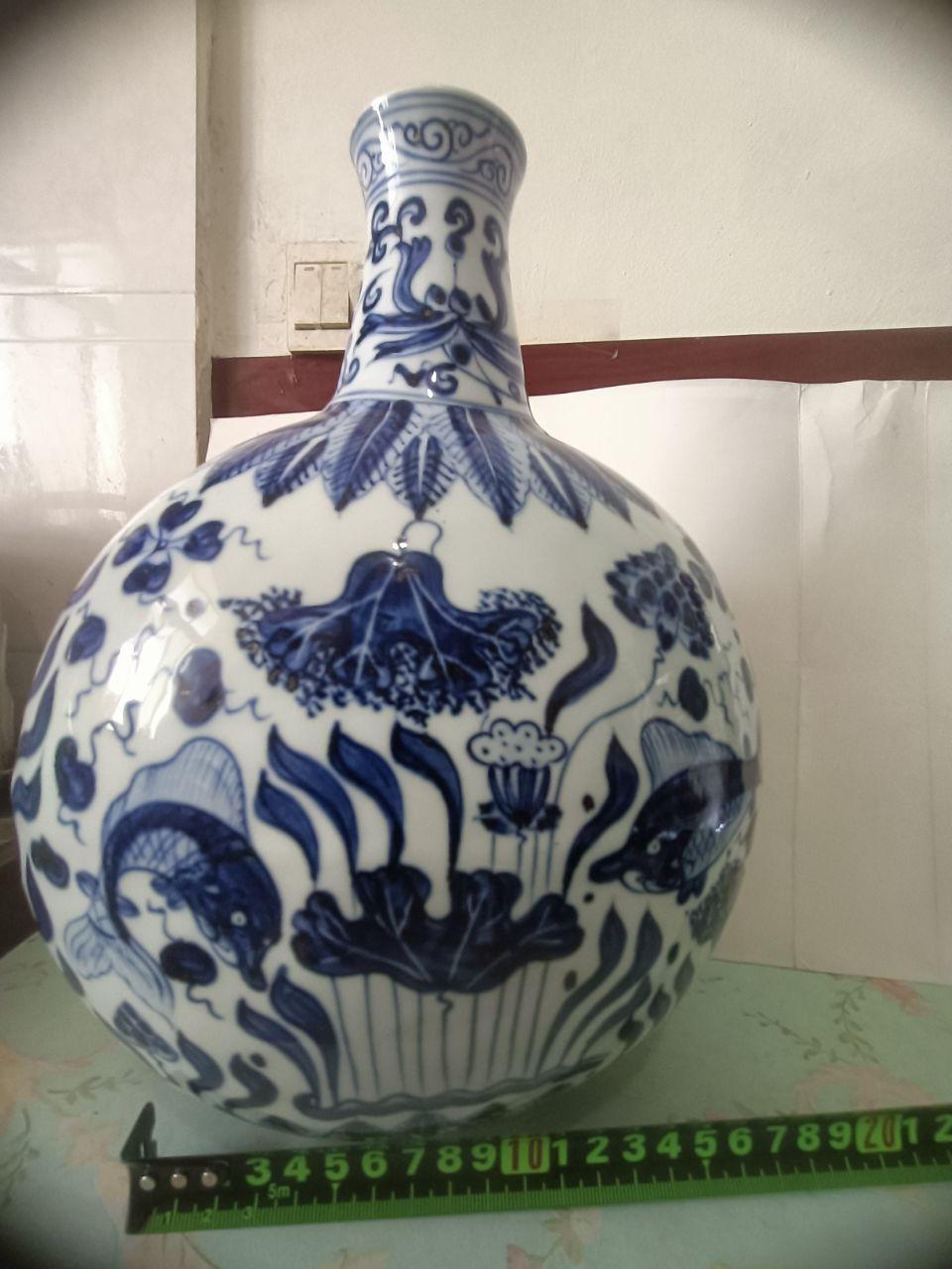 青花缠枝莲鱼纹盘口瓶