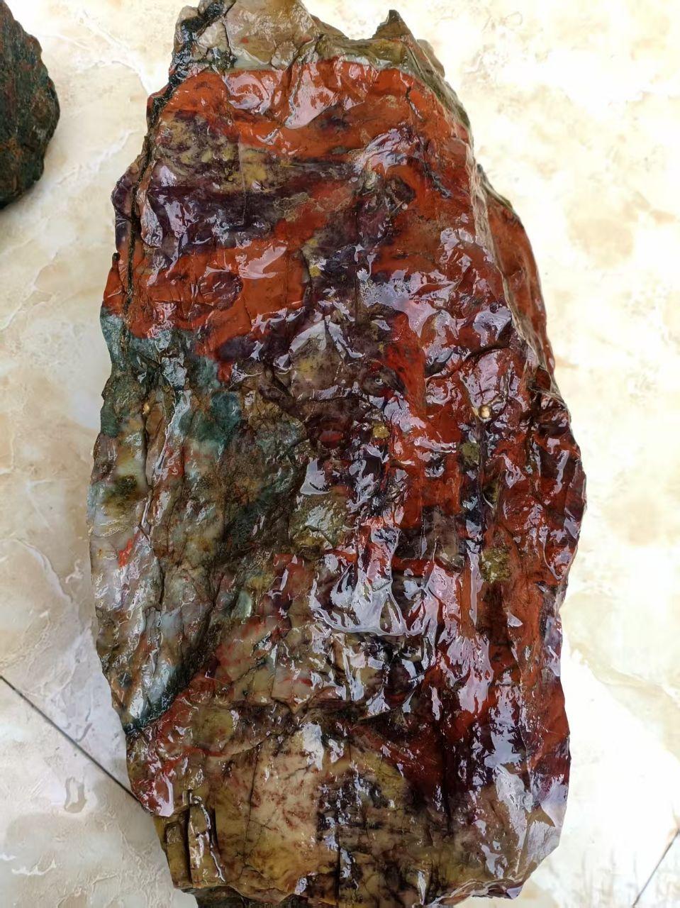 红色树化玉